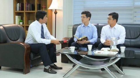 An einem seidenen Faden